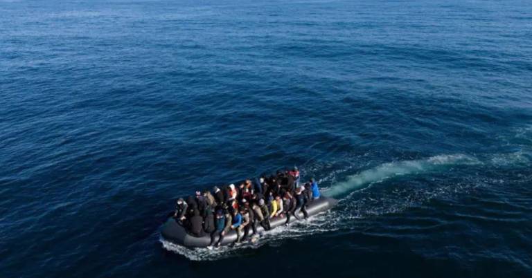 $!Vista de un grupo de migrantes cruzando el Canal de la Mancha en un pequeño barco. Inmigrantes realizan el peligroso viaje, muchos están dispuestos a correr el riesgo de solicitar asilo en el Reino Unido.