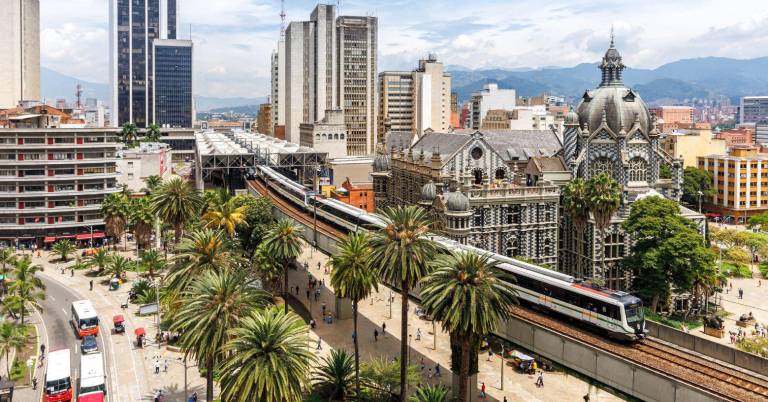 $!Imagen aérea de Medellín que deja ver el metro y la Plaza Botero.