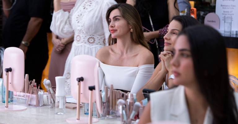 $!Las asistentes al evento del maquillaje pudieron practicar en vivo el paso a paso del maquillador experto.