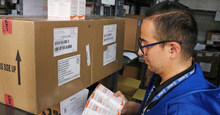 $!Persona inspecciona medicamentos antirretrovirales.