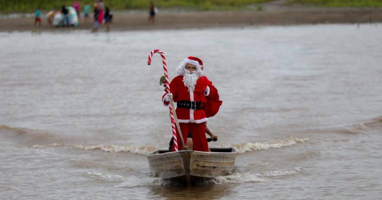 $!Hombre vestido de Papá Noel en la comunidad Careiro de Varzea, Brasil.