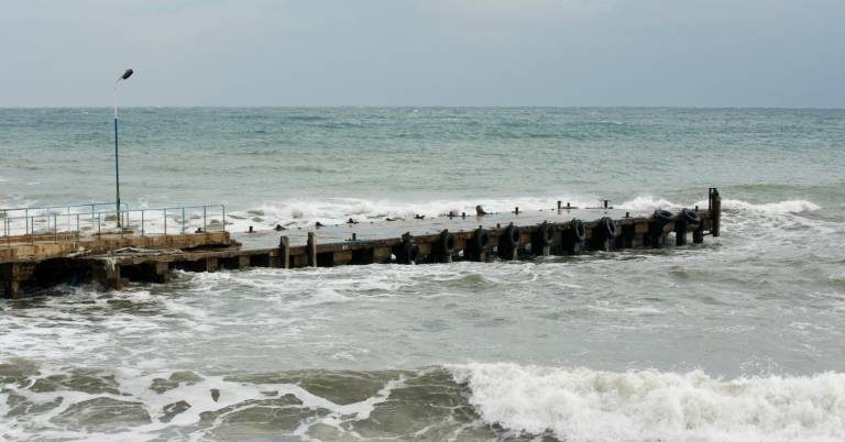$!Fotografía del aumento del nivel del mar afectando a un muelle.