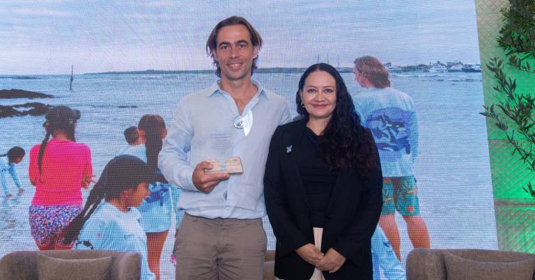 $!Fotografía del reconocimiento a Orca Club por el Galápagos Life Fund, en una jornada de Premios Verdes 2026.
