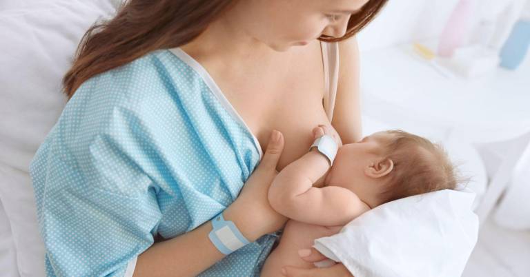 $!Madre dando de lactar a su bebé. La lactancia materna exclusiva es lo que más se recomienda para el desarrollo idóneo del pequeño.