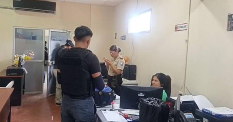 $!Policía recabó varios indicios en las oficinas de los Bomberos de Santa Elena.