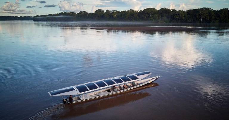 $!Fotografía de una canoa navegando por la Amazonía ecuatoriana con energía solar.