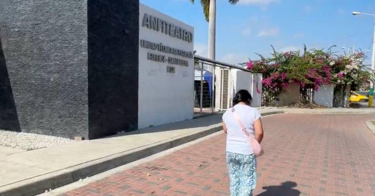 $!Familia de las víctimas esperan la entrega de los cuerpos en Santa Elena.