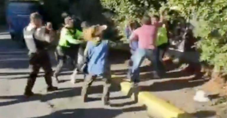 $!Agentes de tránsito agredidos en Quito.