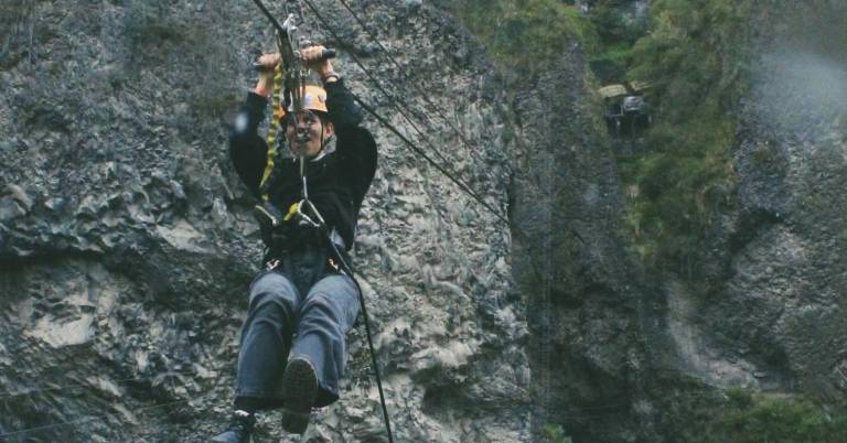 $!Una persona haciendo canopy en Baños de Agua Santa.