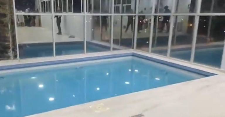 $!Piscina en opulento edificio del Guasmo Sur.