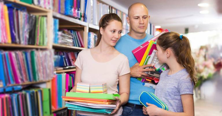 $!Imagen referencial de la compra de útiles escolares.