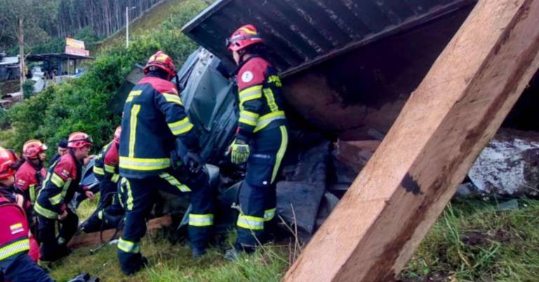 $!Vehículo militar volcado en la vía Pifo-Papallacta.