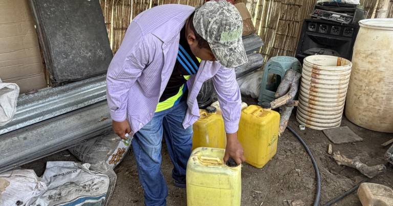 $!Los habitantes deben tapar bien los envases donde guardan el agua de lluvia o de lo contrario podrían llenarse de larvas de mosquitos.