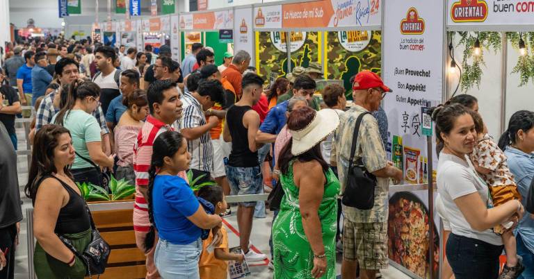 $!Foto donde se ve a asistentes a la feria gastronómica en el primer día del evento.