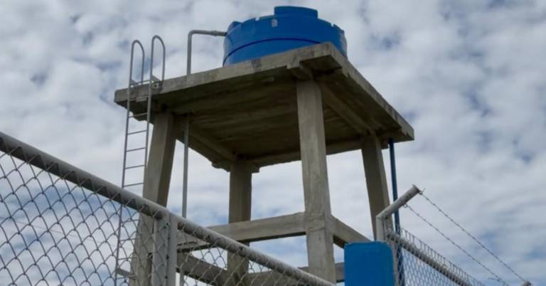 $!Sistemas de agua potable instalados por Interagua para el abastecimiento de la comuna Estero de Boca Alto. Aunque la infraestructura está en buenas condiciones, existen cortes del servicio a diario.