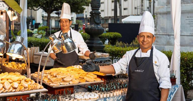 $!Chef posan con algunas de las ofertas gastronómicas que presentó el restaurante 'La Fundadora' en el lanzamiento del festival Guayaquil de Mis Sabores.