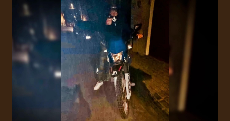 $!Un hombre apunta con un arma a Paula Ruíz, poco antes de disparar contra ella, en San Cristóbal de las Casas (México).