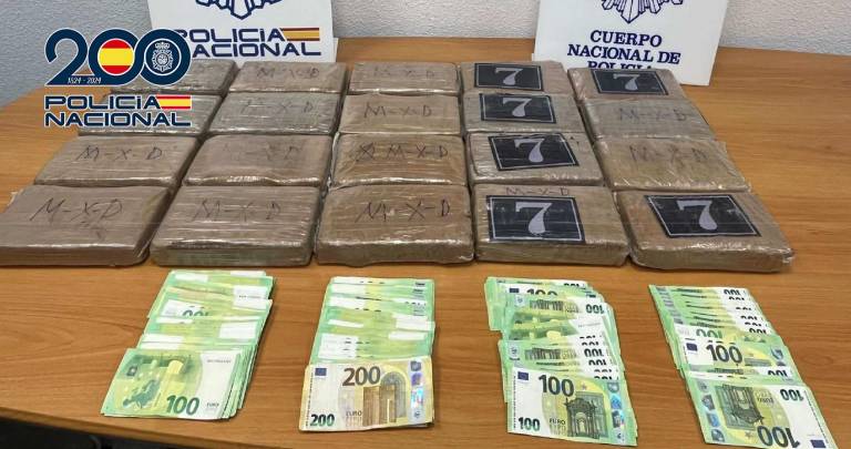 $!Fotografía de la droga y dinero incautado.