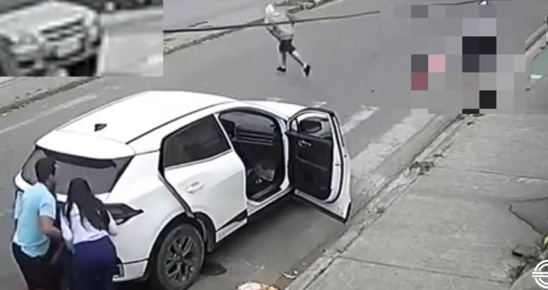 $!Los ciudadanos que atestiguaron el asesinato se escondieron detrás de un vehículo.