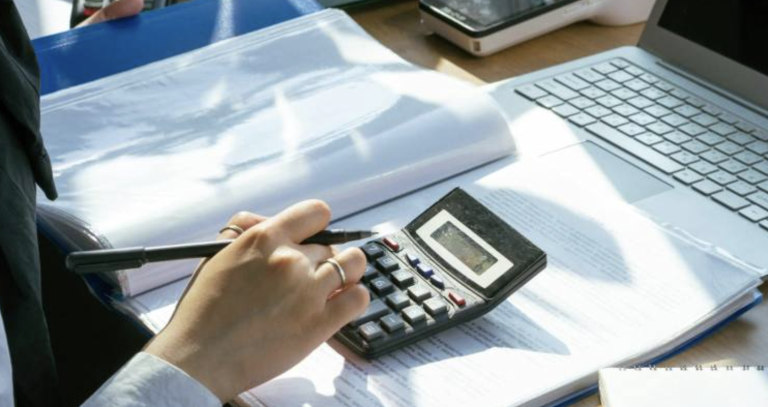 $!Fotografía referencial de un empleado calculando sus horas laborales.