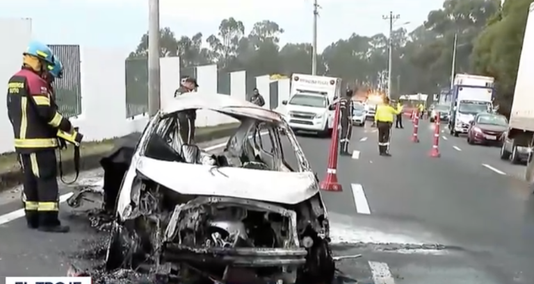 $!Carro calcinado en la avenida Simón Bolívar.
