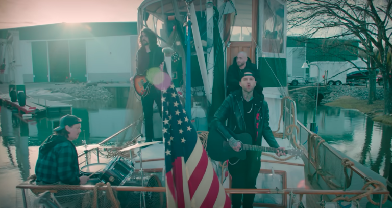 $!El actor aparece en el video observando a su hijo con desconcierto antes de compartir un emotivo abrazo.