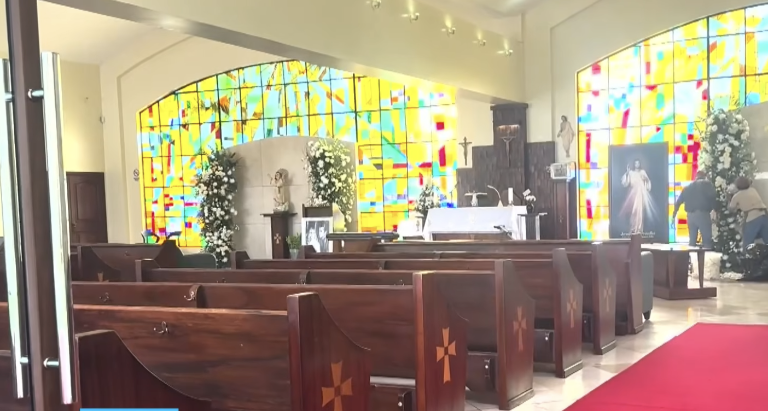 $!Así luce el salón funerario donde serán recibidos los restos de Sensi-Contugi y su esposa Stephany Hollihan.
