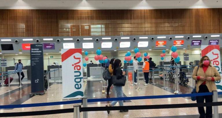 $!Globos celestes y naranjas en el counter de EquAir y en la puerta de abordaje del aeropuerto de Guayaquil dieron aviso de la inauguración de los vuelos de la aerolínea local.