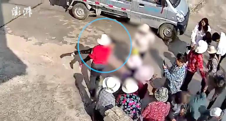 $!Tras ser rescatado, el pequeño fue trasladado a una casa de salud para una revisión médica. El accidente no le produjo heridas, pero sí un breve ataque de tos.