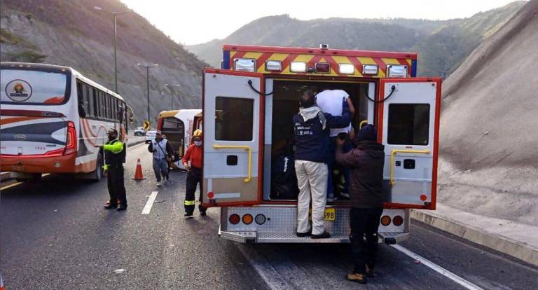 $!Accidente de bus interprovincial en Guayllabamba deja un fallecido y varios heridos