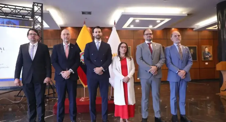 $!La asambleísta Mishel Mancheno junto al presidente del Legislativo, Niels Olsen; el ministro del Interior, John Reimberg; el embajador de Italia, Giovanni Davoli, entre otras autoridades.