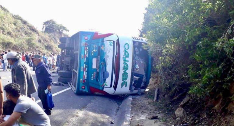 $!Tragedia en Guayllabamba: dos fallecidos y trece heridos en accidente de tránsito