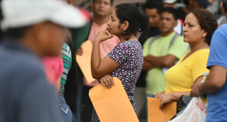$!Mujeres esperan una entrevista de trabajo, en la ciudad de Manta.