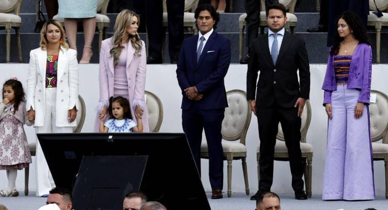 $!El feliz día de la posesión de Gustavo Petro, sus hijos en el estrado principal. Al centro Day Vásquez y Nicolás Petro Burgos; ambos se casaron en 2019 y se separaron hace poco.