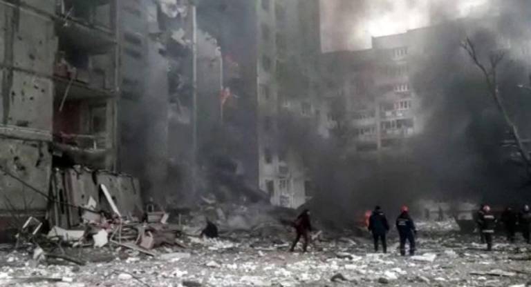 $!Captura tomada de un video publicado por el Servicio Estatal de Emergencia de Ucrania muestra un edificio de apartamentos dañado que, según se dice, fue atacado por bombardeos en Chernihiv.