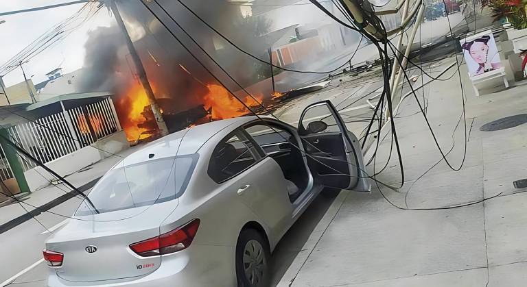 $!Las llamas indicaron que el problema no fue la falta de combustible. Las hipótesis iniciales apuntan a un fallo del motor inducido por un problema del sistema eléctrico.