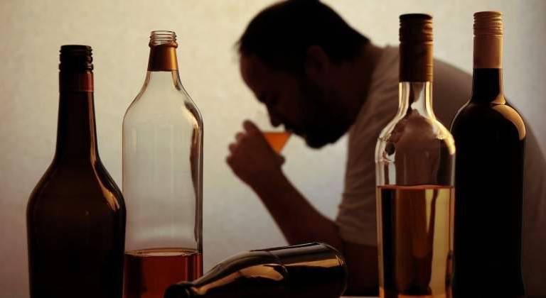 Un muerto en un nuevo caso de intoxicación con alcohol adulterado en Santo Domingo