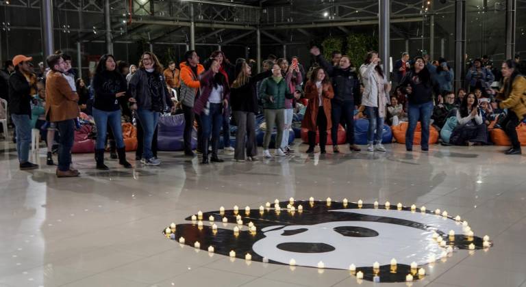 $!Fotografía de ciudadanos celebrando en el marco de la La Hora del Planeta.