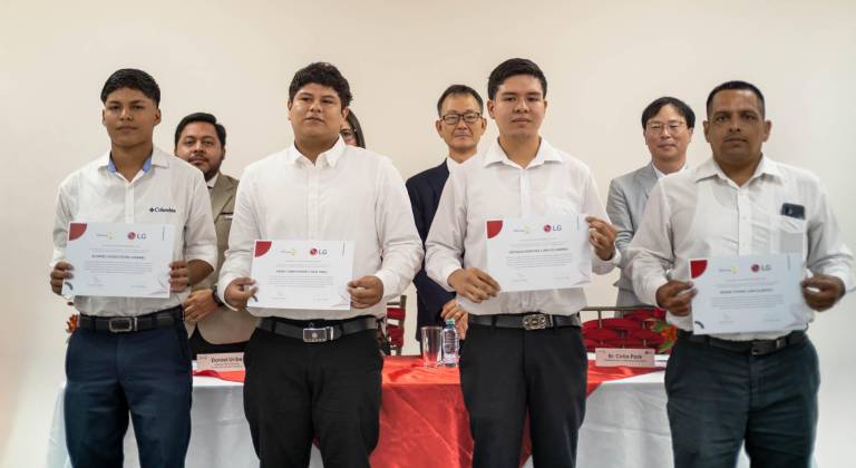 $!Los jóvenes que participaron en la segunda edición del programa recibieron su certificado de capacitación.