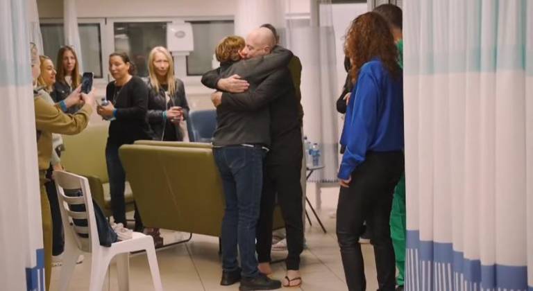 $!El reencuentro de las familias ocurrió en el hospital Sheba. Pidieron respeto a su privacidad.