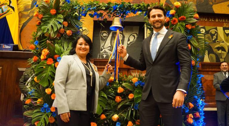 $!“El cáncer causa miedo, pero no siempre es sinónimo de muerte, dice la doctora Ramos. En la foto tocando una campana simbólica junto al presidente de la Asamblea, Niels Olsen.