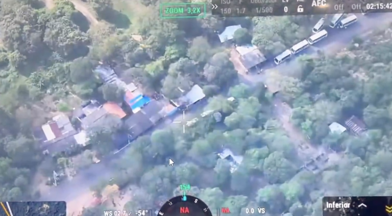 $!Miles de personas intentan ingresar a Colombia.