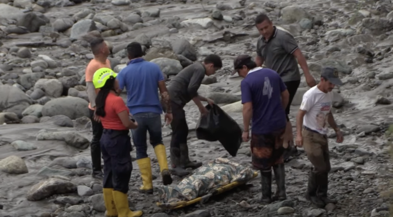 $!Bomberos buscan a los trabajadores desaparecidos tras fuerte crecida del río Bulubulu.