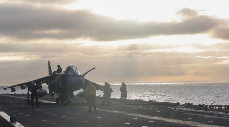$!Marineros realizan labores de reabastecimiento a un avión AV-8B Harrier en la cubierta del buque de asalto anfibio USS Iwo Jima. (Foto: U.S. Navy)
