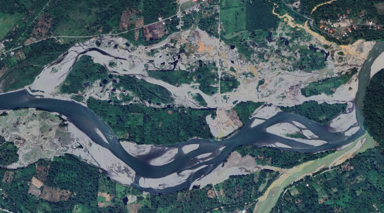 $!DESTRUCCIÓN. Desde finales de 2021, la zona de Yutzupino se ha convertido en un enclave de la minería ilegal, actividad que avanza por río y tierra.