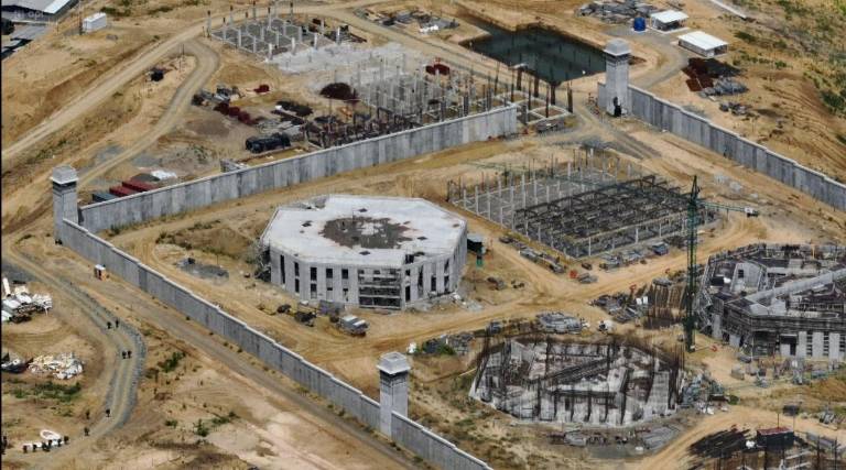 $!La cárcel, ubicada al Este de la provincia de Santa Elena, tendrá seis torres de vigilancia de 9,5 metros y una muralla diseñada para evitar cualquier intento de fuga.