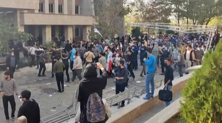 $!Disturbios en una universidad de Arak, Irán, el 29 de octubre de 2022.