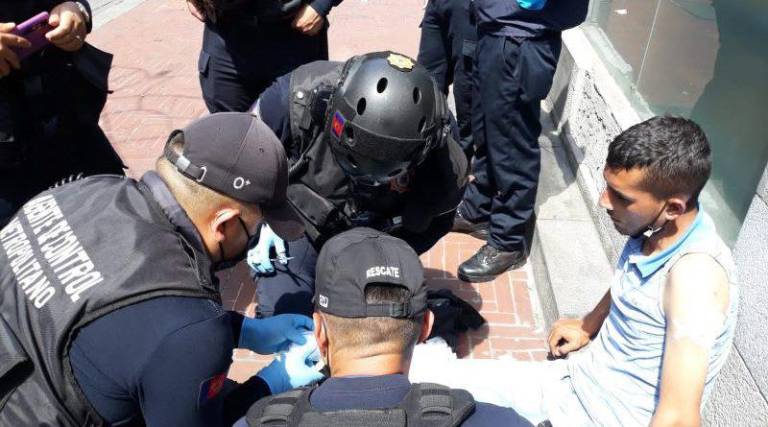 $!Agentes realizan acciones de primeros auxilios a una persona.