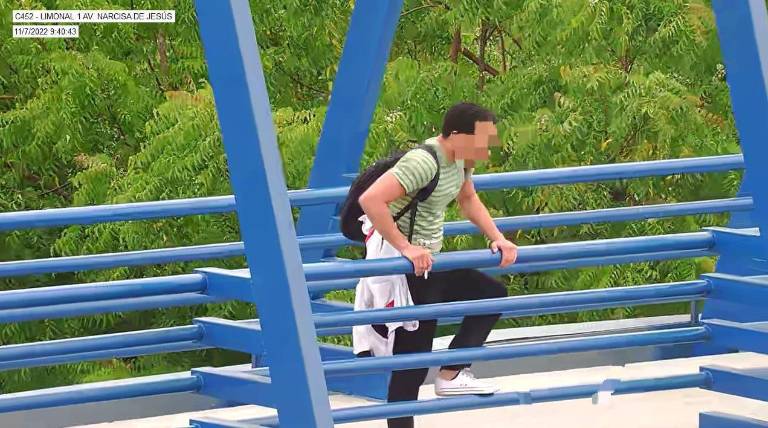 $!El dramático rescate de joven que intentó quitarse la vida en Guayaquil