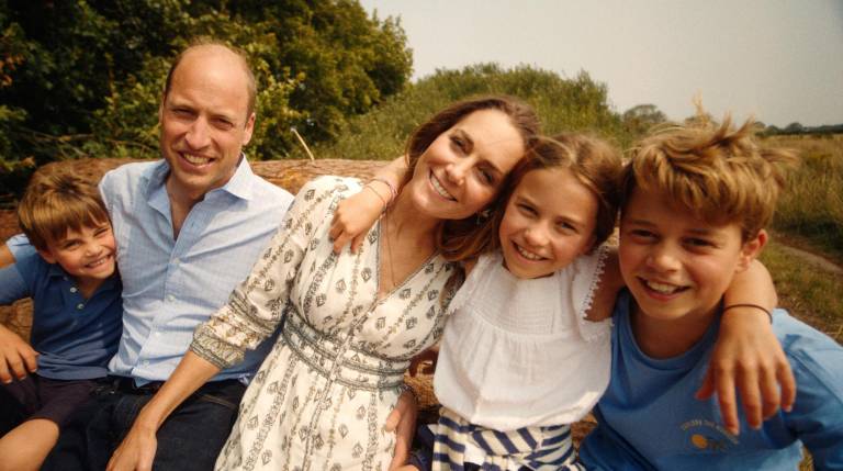 $!El video mostró a Kate, Princesa de Gales, sonriendo junto al Príncipe William, Príncipe de Gales, y sus hijos, el Príncipe George, la princesa Charlotte y el príncipe Louis.
